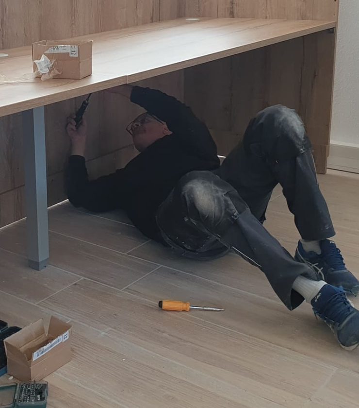 Installateur de mobilier et Agencements de magasins Montpellier Hérault. installateurs pilotehube34 montage mobilier bureaux Technicien pour installer des meubles