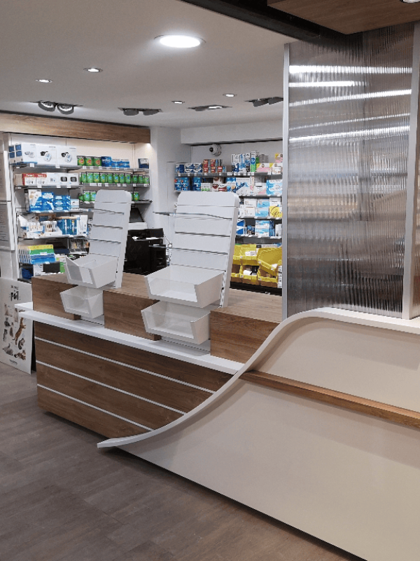 Installateur de mobilier et Agencements de magasins Montpellier Hérault. agencement accueil magasin pharmacie montpellier Entreprise spécialisée dans l'installation de meubles